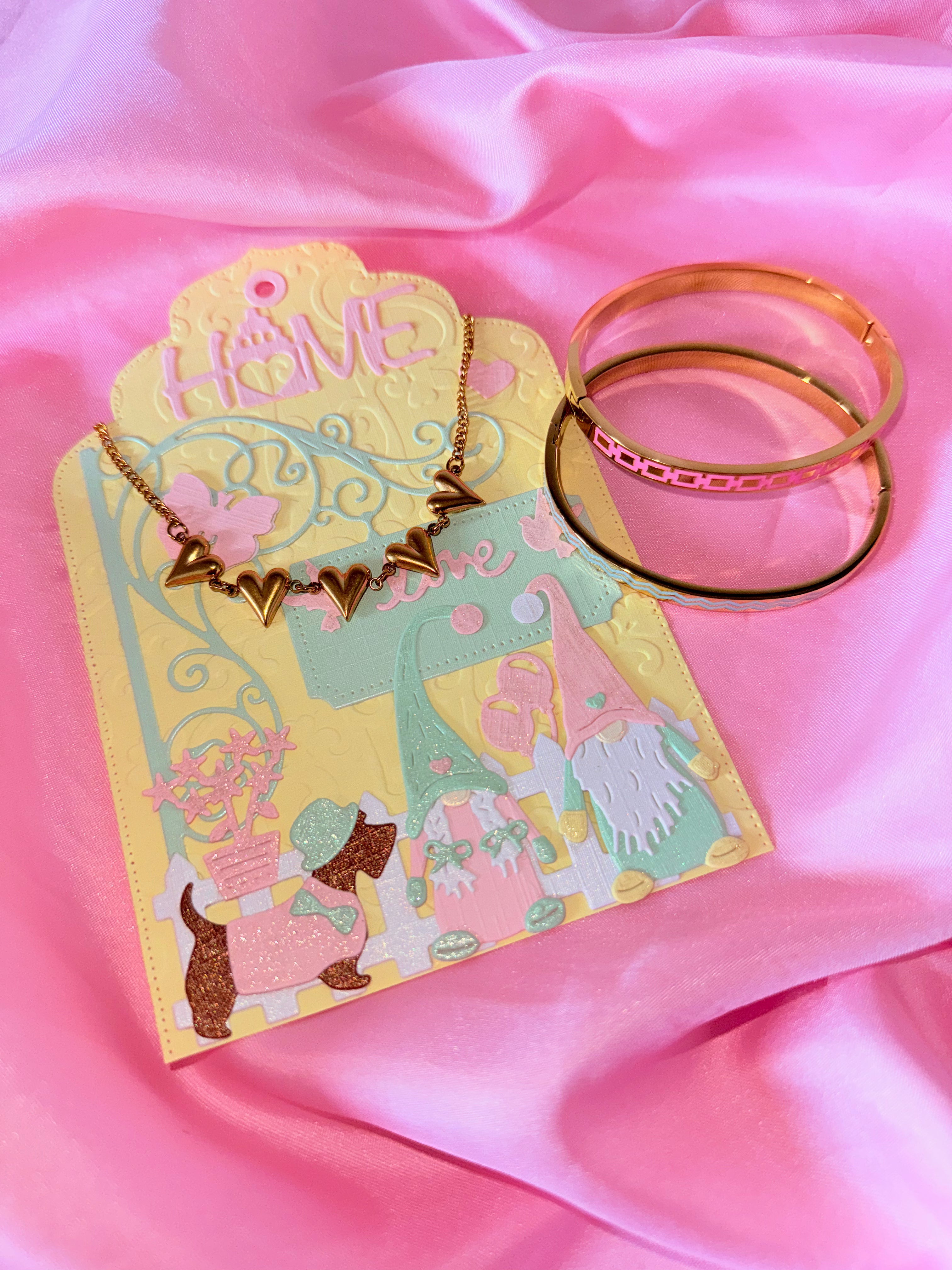 Necklace - 5 hearts - gold