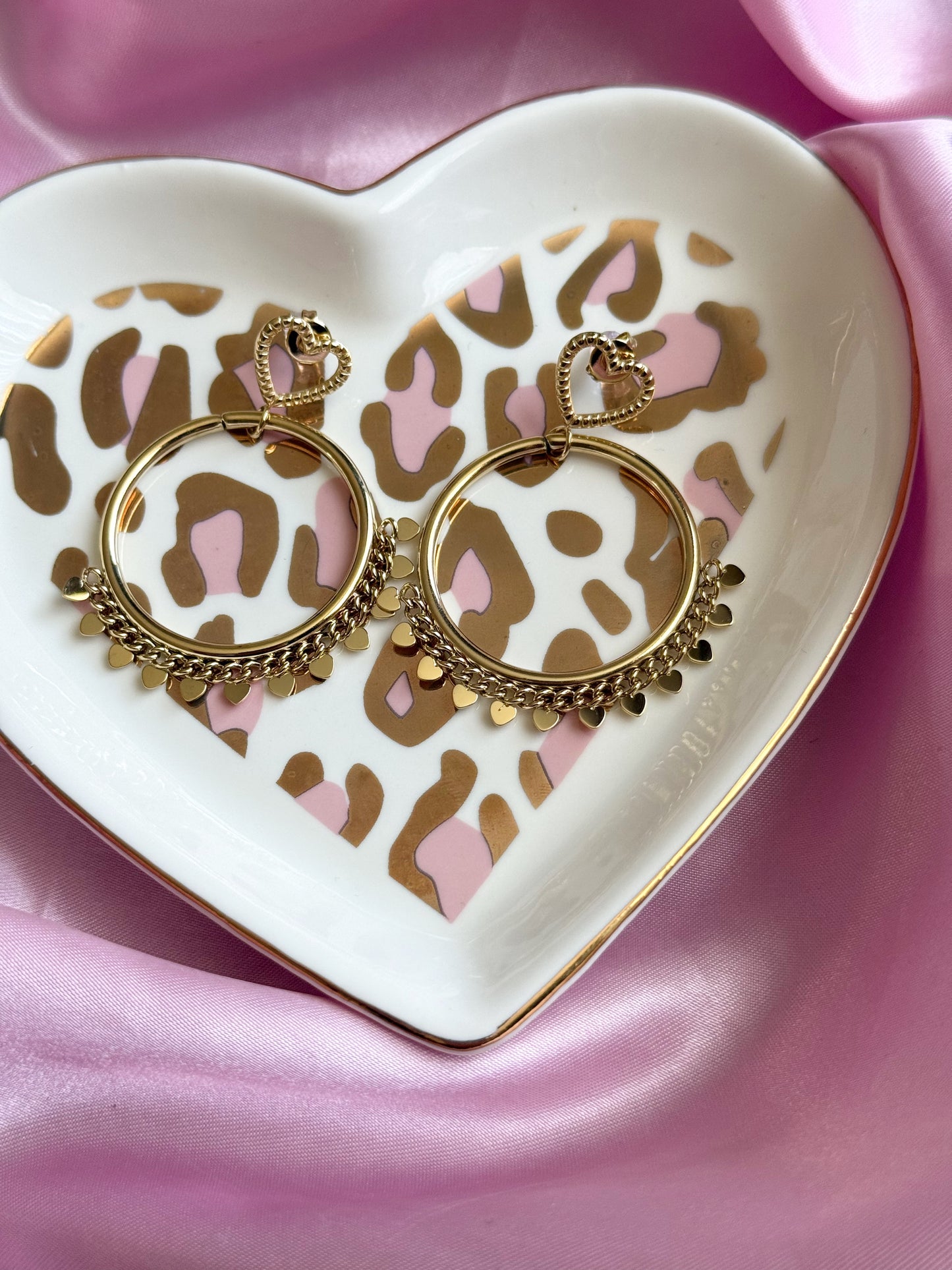 Oorbellen rond met hartjes detail - goud