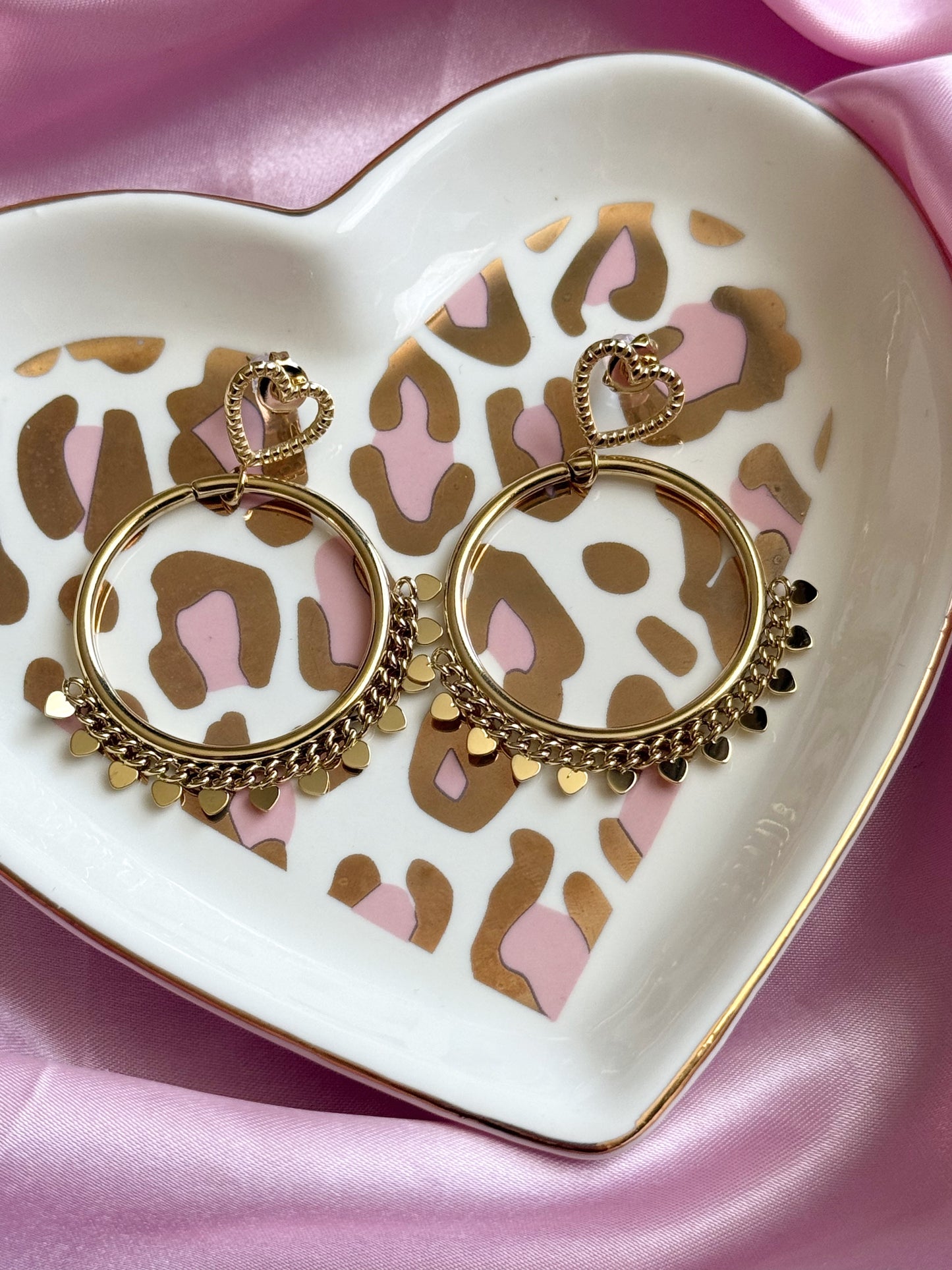 Oorbellen rond met hartjes detail - goud