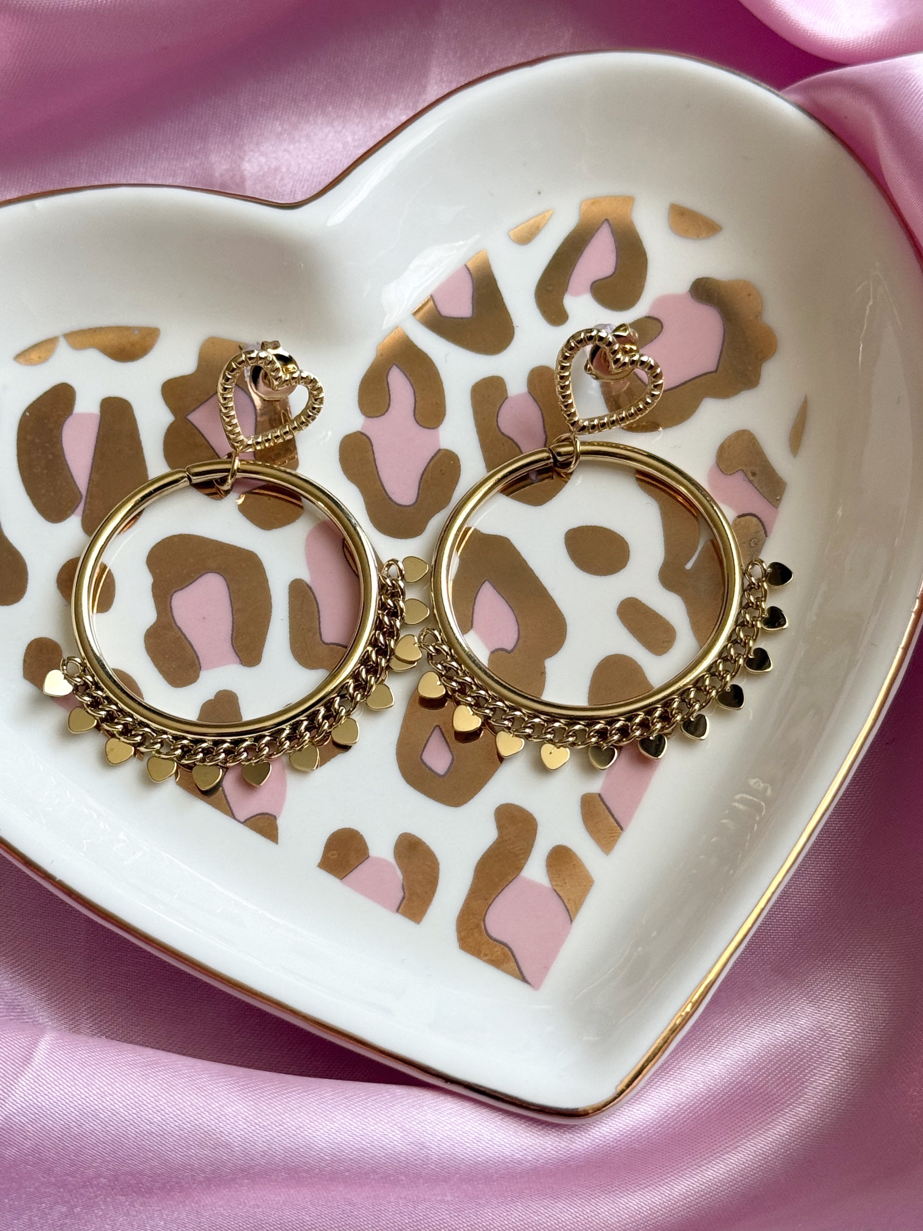 Oorbellen rond met hartjes detail - goud